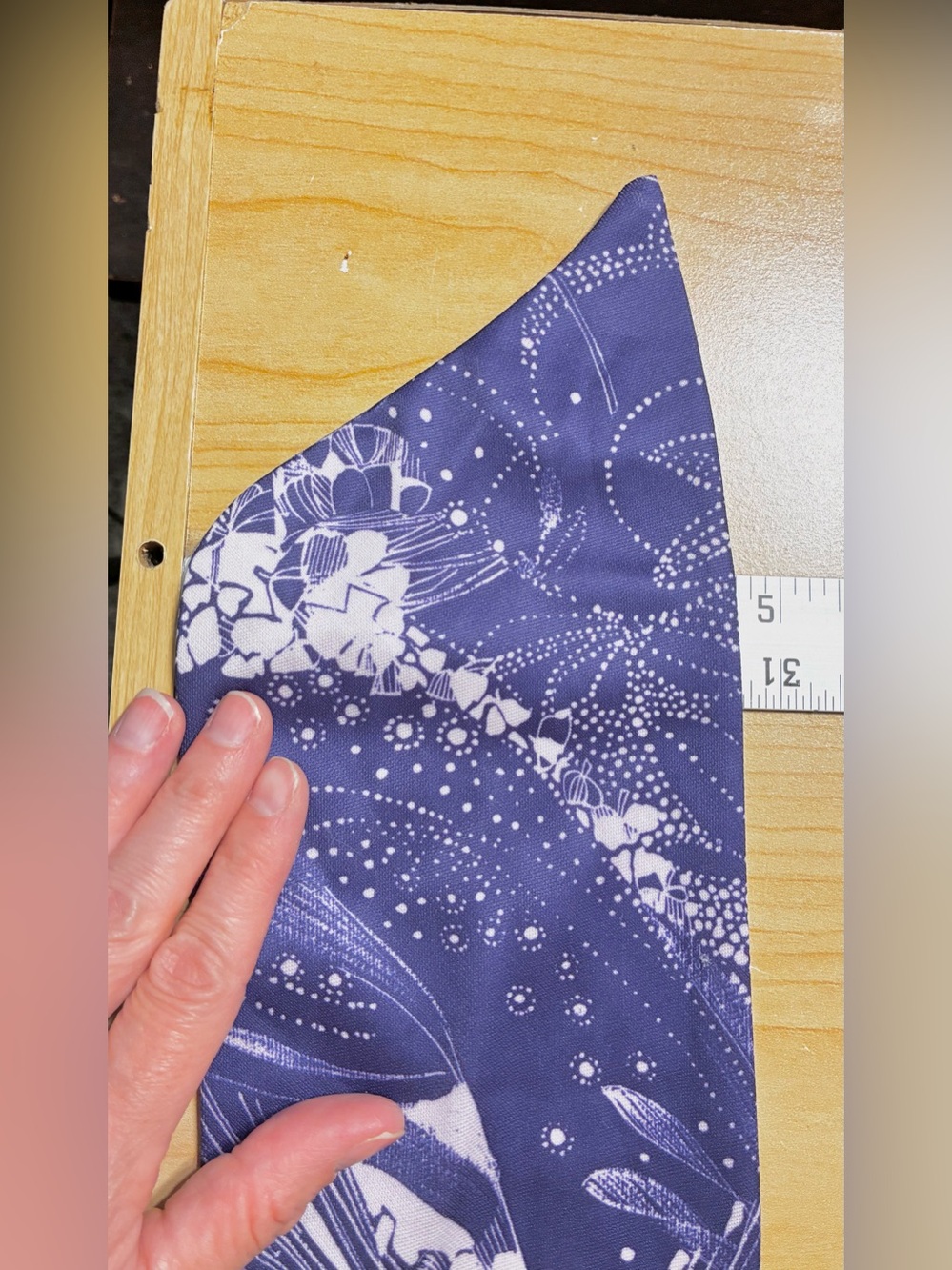 Vintage Abstract Floral Skinny Scarf Navy & White 32”L - Picture 5 of 6